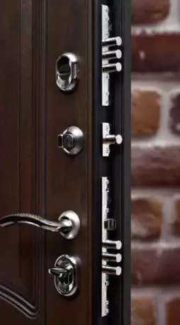 за дверями бел