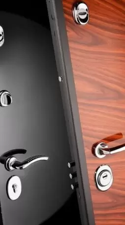 за дверями бел